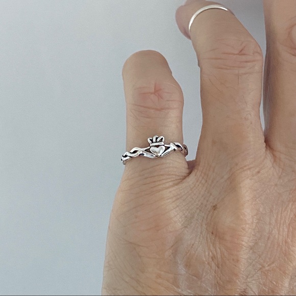 Sterling Silver Minimalist Claddagh Ring with Rope Band, Irish Rings, Crown Ring - Picture 9 of 14